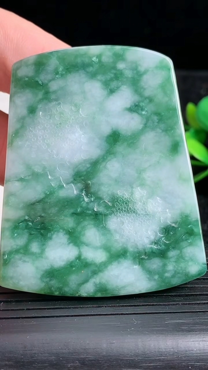 天然A货翡翠牌吊坠，尺寸61.5-49.2-7.2，重:48.37g
3月22日