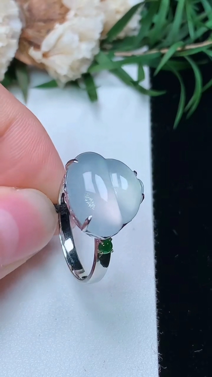 天然A货翡翠白冰葫芦戒指，尺寸17-12-14，重量:3.71g2026年3月22日
工厂直销收藏佳品,种好水足，色泽均匀，有种有色，上手高大气！