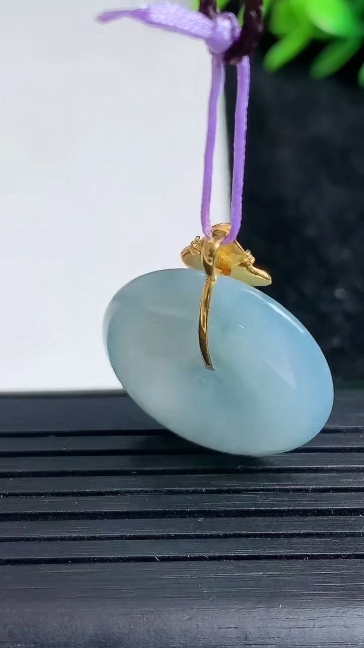 天然A货翡翠18K金紫罗兰平安扣吊坠尺寸23.4-4.5重量:5.76g
3月22日