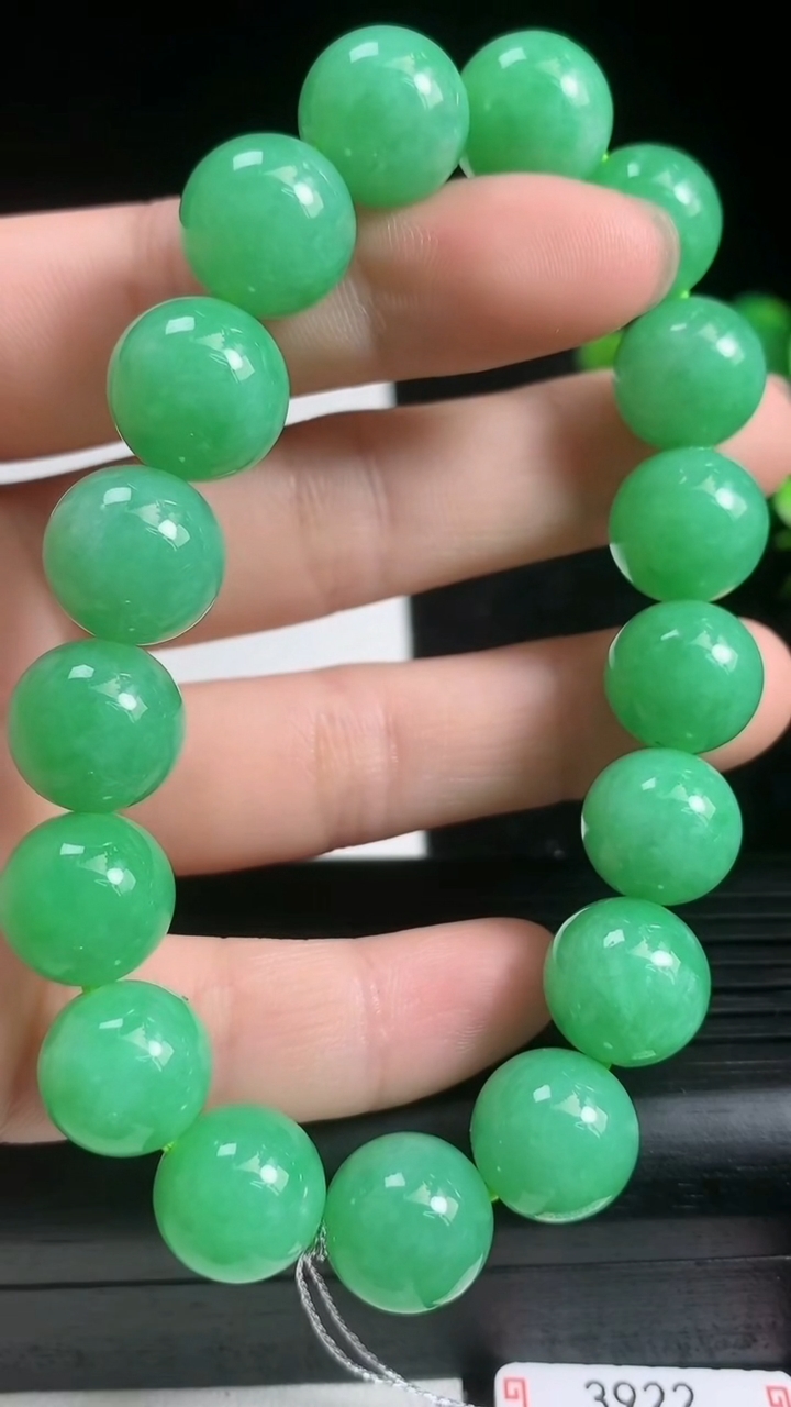 天然A货翡翠圆珠手串尺寸11-17颗重量:46.62g3月22日
工厂直销收藏佳品,种好水足，色泽均