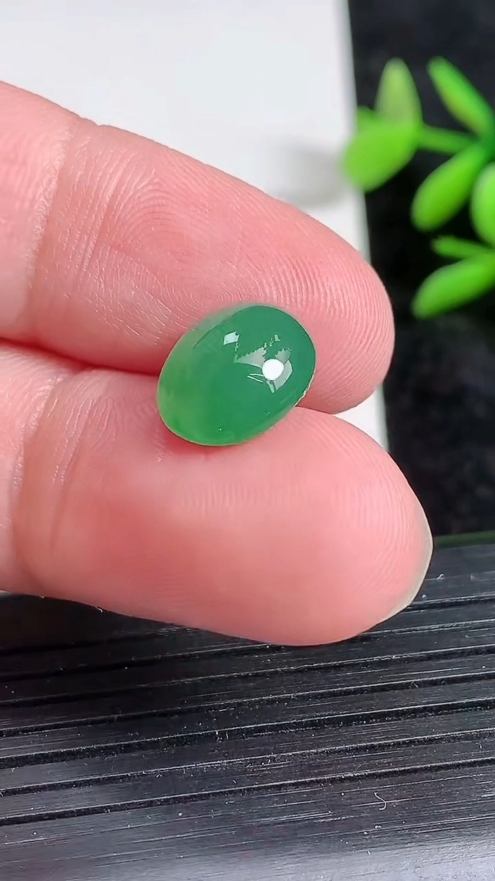 天然A货翡翠蛋面镶嵌件，尺寸11.8-9.6-5.5，重:1.05g
3月22日