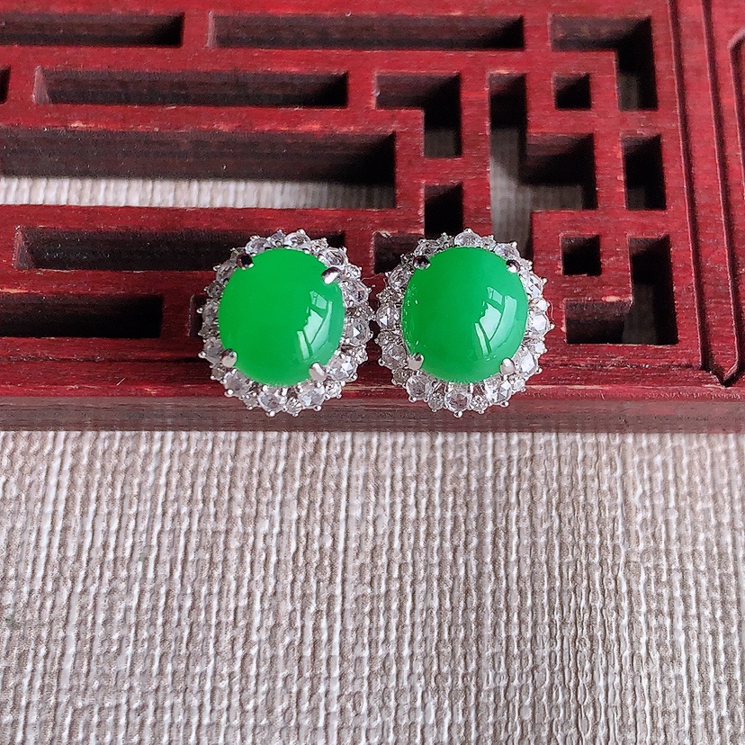 天然A货翡翠18K金伴钻镶嵌阳绿蛋面耳钉 
尺寸7.6-7mm 重量2.75g 0320