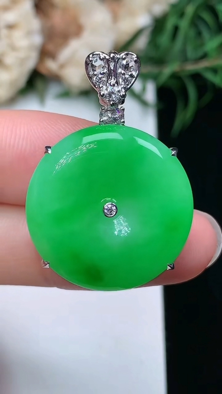 天然A货翡翠平安扣吊坠，尺寸21.5-8.3，重量:7.10g
3月22日