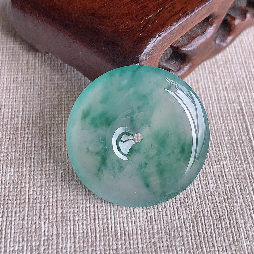 天然A货翡翠飘花平安扣吊坠 
尺寸30-5.3mm 重量10.55g 0321