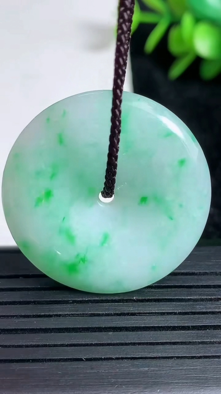 天然A货翡翠平安扣吊坠尺寸33-5.3重量:12.87g
3月22日