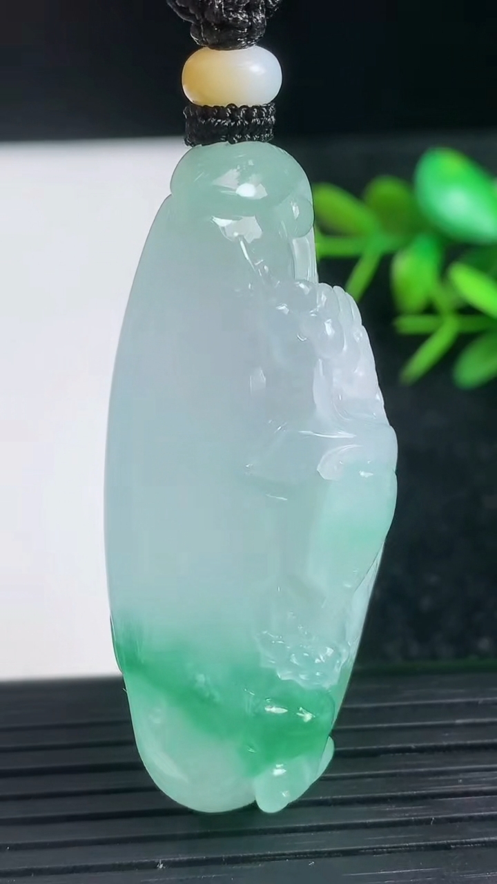 天然A货翡翠梅花鹿吊坠尺寸54-25.6-12.2重量:31.09g
3月22日