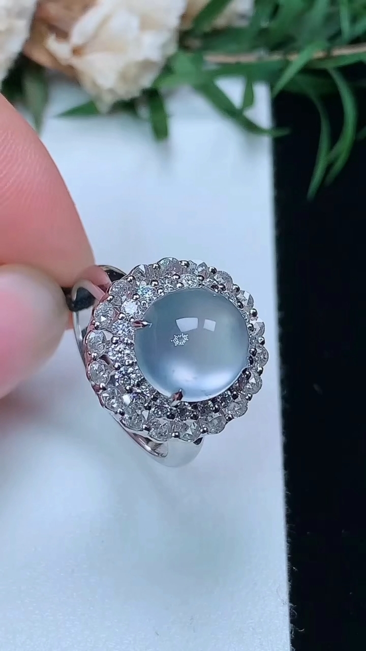 天然A货翡翠白冰蛋面戒指，尺寸17.5-10-9.2，重量:5.79g
3月22日