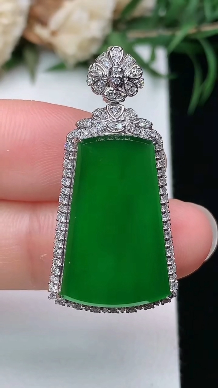 天然A货翡翠无事牌吊坠，尺寸33.4-16.3-9，裸石21-13，重量:5.56g
3月22日