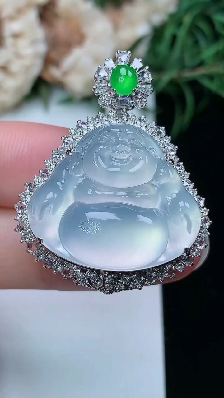 天然A货翡翠白冰佛公吊坠，尺寸35-28.2-12.2，裸石20.4-23.6，重量:11.56g
