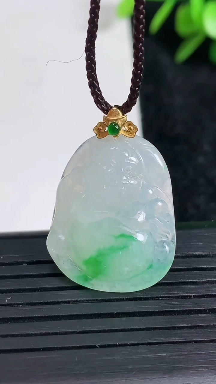 天然A货翡翠逍遥佛吊坠尺寸25.2-19.8-5.6重量:5.06g
3月22日