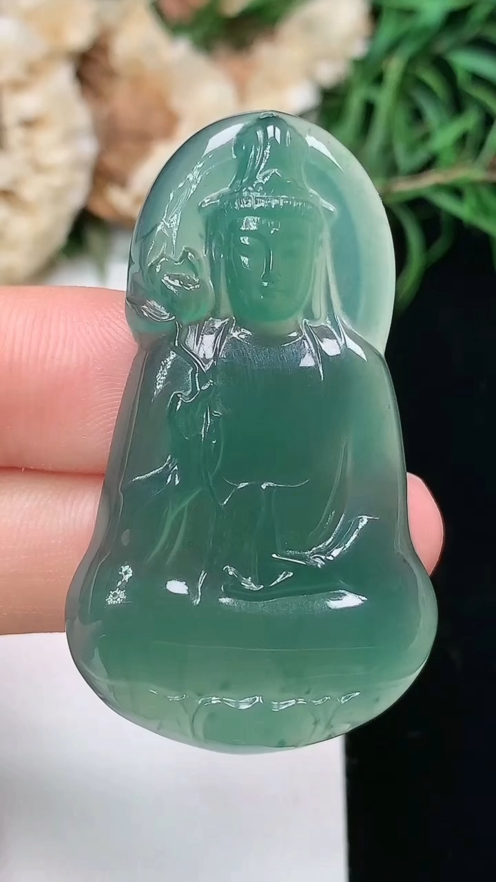 天然A货翡翠蓝水素衣观音吊坠，尺寸44.5-26-4.6，重量:10.16g
3月22日