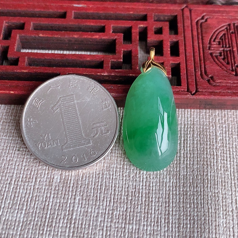 天然A货翡翠18K金镶嵌满绿福瓜吊坠 
尺寸32.4-27.8-14-8mm 重量5.64g 0322