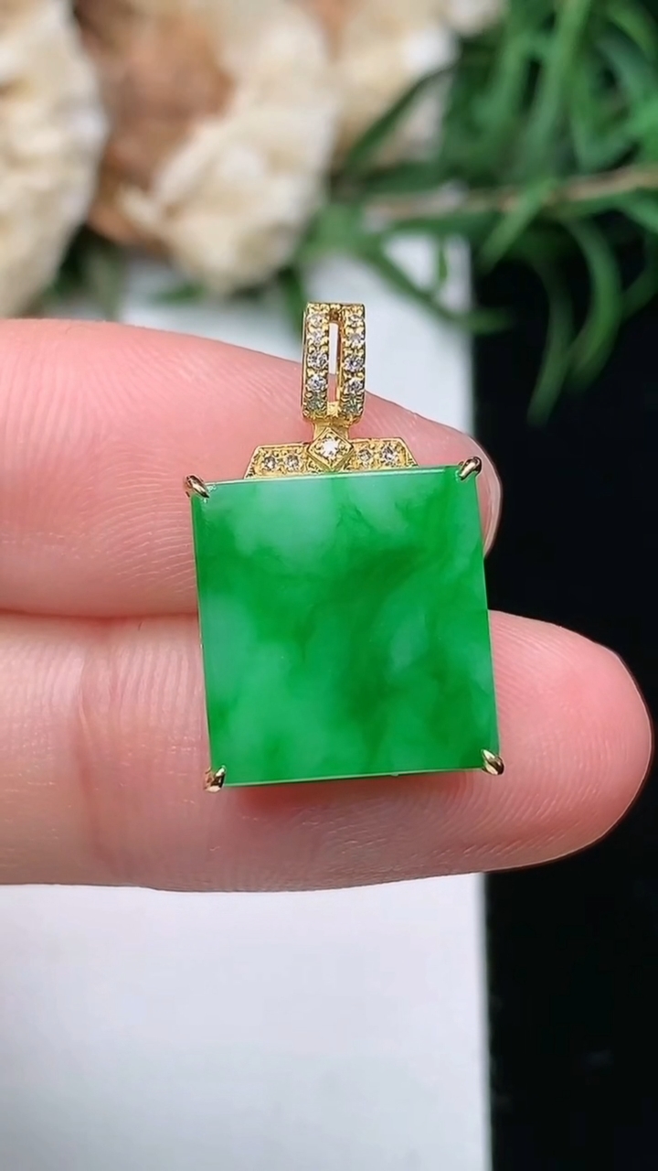 天然A货翡翠无事牌吊坠，尺寸12.4-11.8-5，重量:1.91g
3月22日