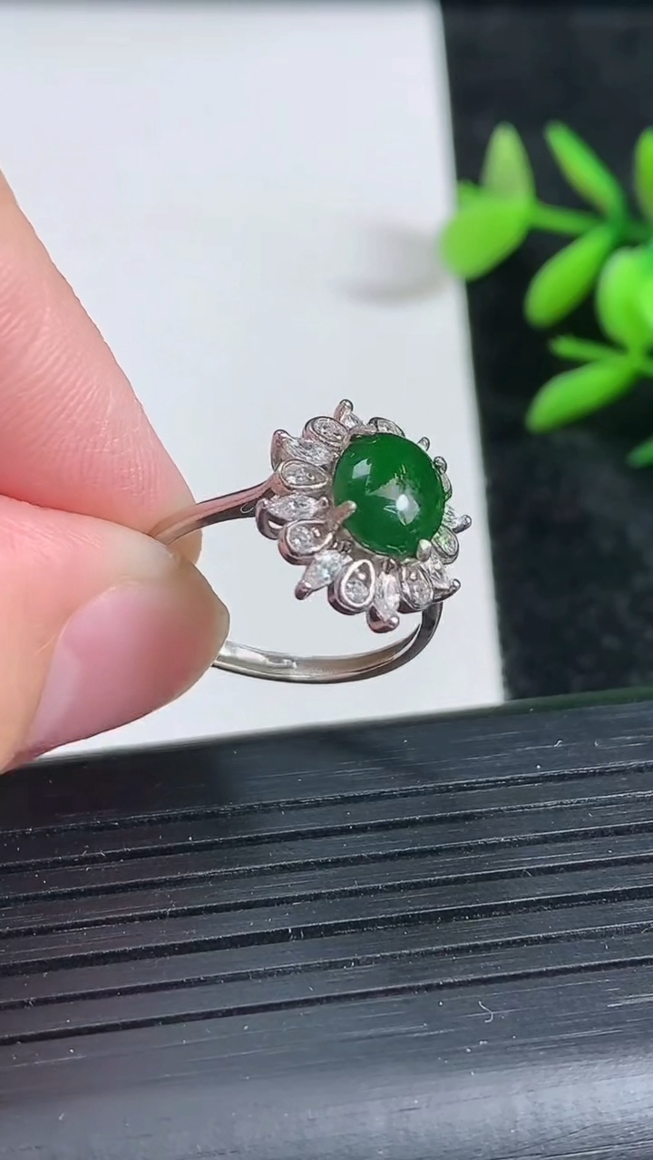 天然A货翡翠蛋面戒指，尺寸8-6.8，重:2.31g2026年3月22日
工厂直销收藏佳品,种好水足，色泽均匀，有种有色，上手高大气！