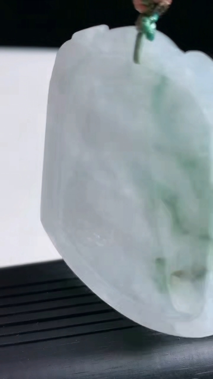 天然A货翡翠牌吊坠，尺寸59-46.2-3.7，重:25.81g
3月22日