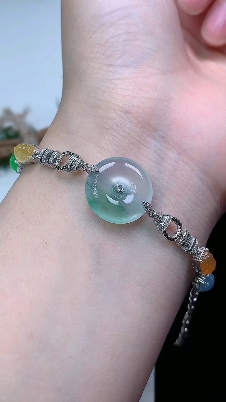 天然A货翡翠飘花平安扣手链，尺寸15.4-4，重量:9.37g
3月22日