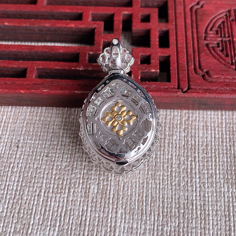 天然A货翡翠18K金伴钻镶嵌紫罗兰蛋面吊坠 
尺寸29.6-17-13.2裸石15-12mm 重量6