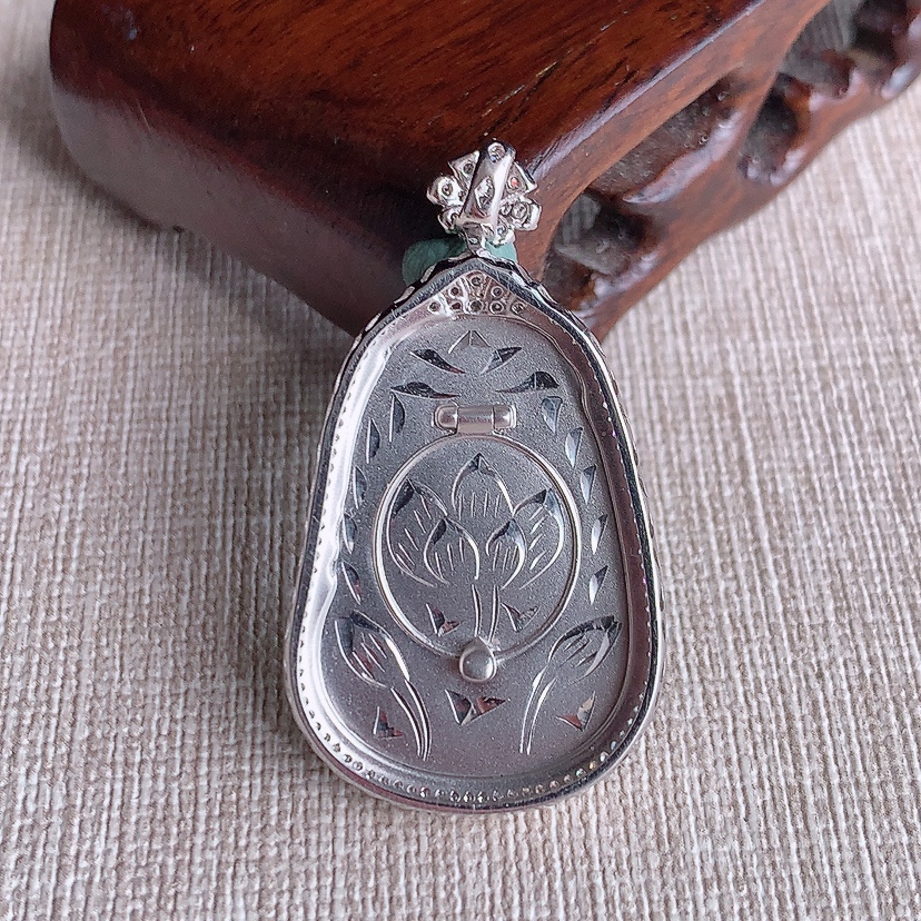 天然A货翡翠18K金伴钻镶嵌阳绿如意吊坠 
尺寸40.6-23-7裸石29-19.8mm 重量8.6