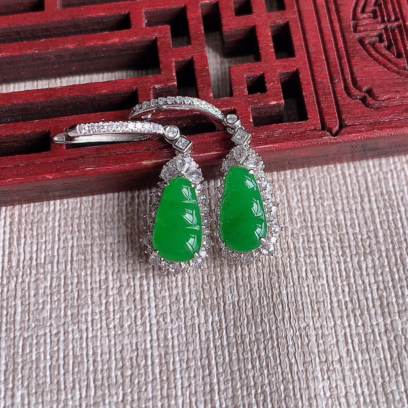 天然A货翡翠18K金伴钻镶嵌阳绿四季豆福豆平安豆耳坠 
尺寸10-5.8-5.8mm 重量3.48g