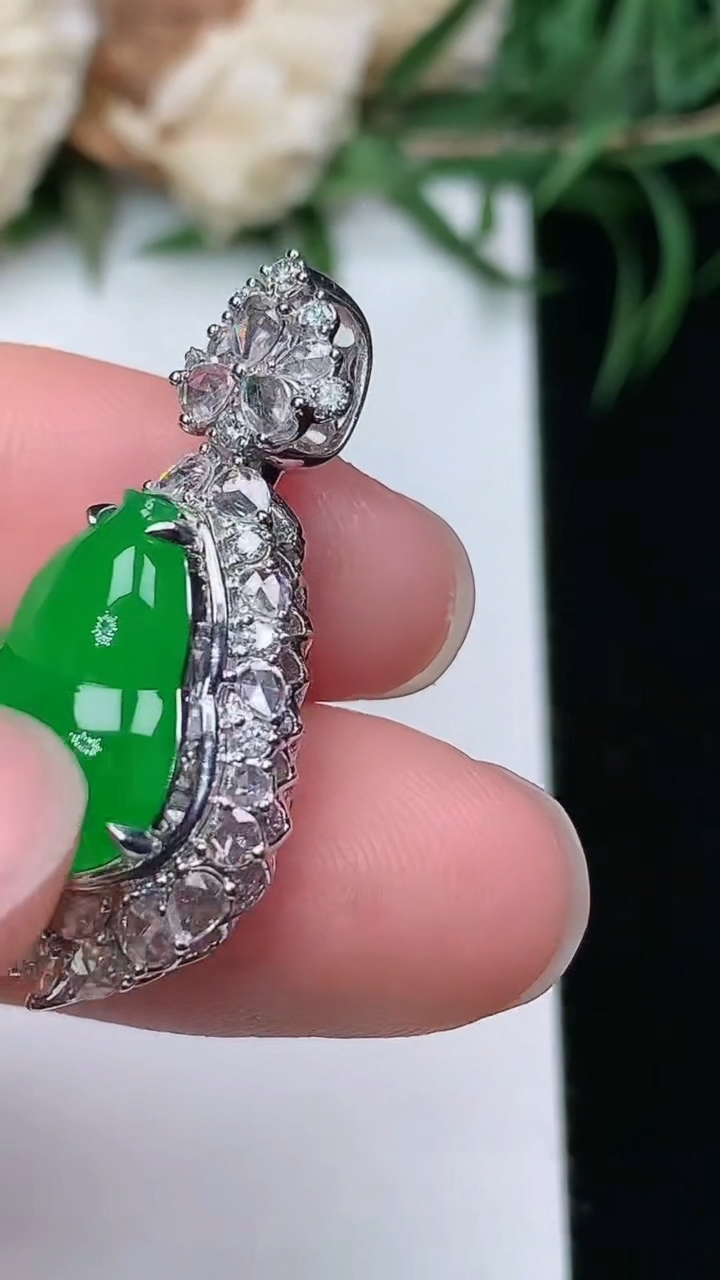 天然A货翡翠葫芦吊坠，尺寸29.2-15-11.2，裸石14-10.3，重量:4.72g
3月22日