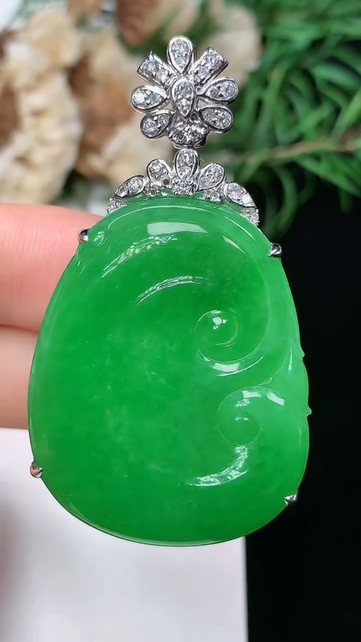 天然A货翡翠如意吊坠，尺寸33.5-27.6-9.3，重量:15.28g
3月22日