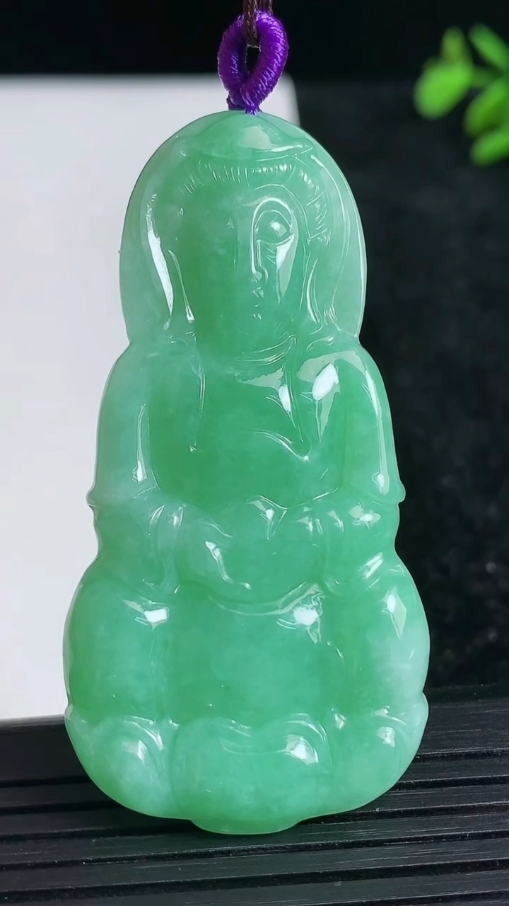 天然A货翡翠观音菩萨吊坠尺寸58.2-29.1-6.1重量:19.05g
3月22日