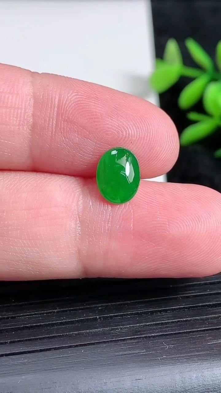 天然A货翡翠蛋面镶嵌件，尺寸9.2-7-2.6，重:0.27g
3月22日