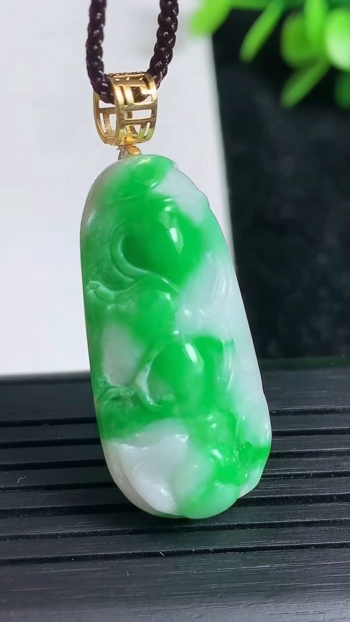 天然A货翡翠和和美美 荷花吊坠尺寸33.2-16.3-8.3重量:8.57g
3月22日