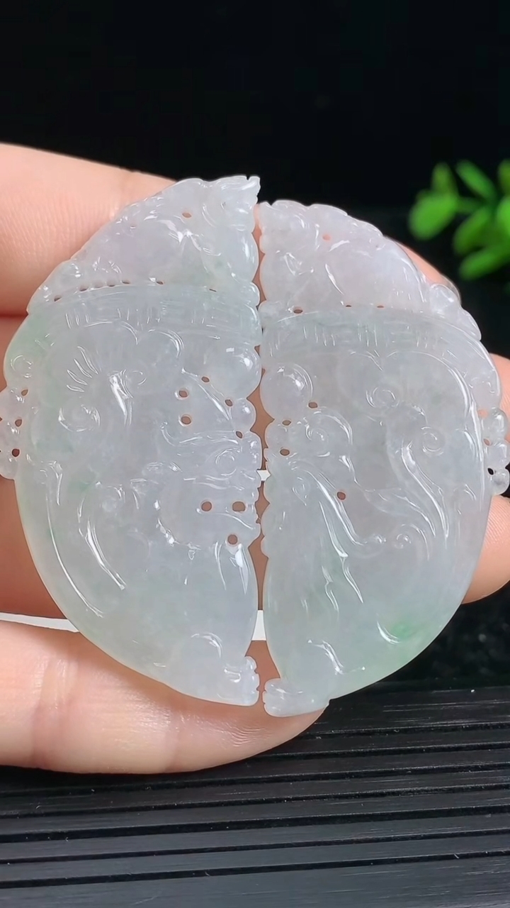 天然A货翡翠龙凤呈祥吊坠一对尺寸51.5-24.1-5重量:27.45g
3月22日