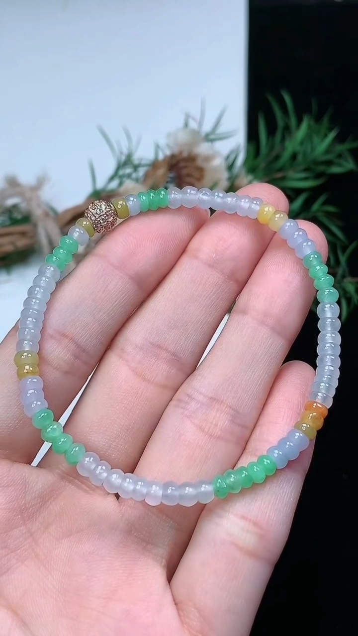 天然A货翡翠三彩算盘珠手串，尺寸4-2.2-72颗，重量:6.00g3月22日
工厂直销收藏佳品,种好水足，色泽均匀，有种有色，上手高大气！