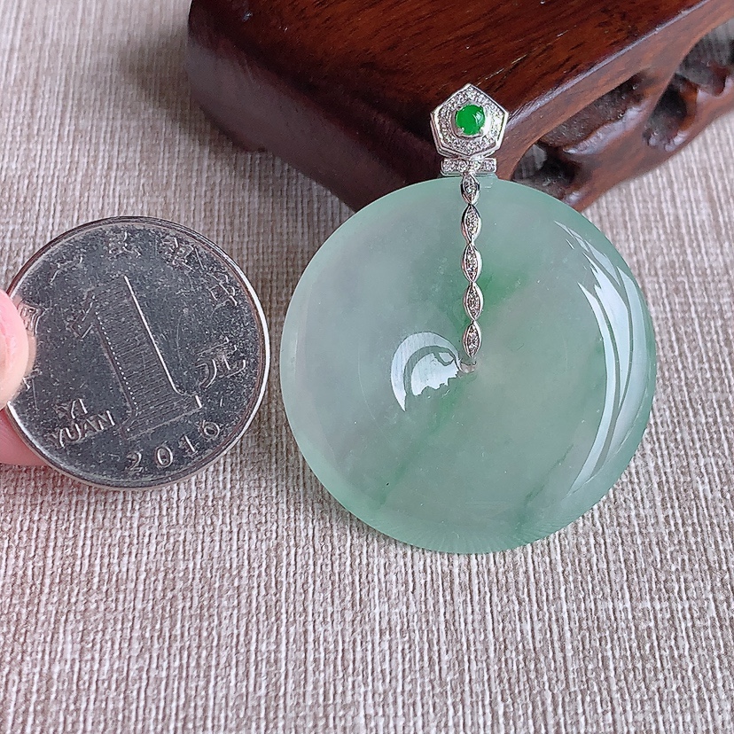 天然A货翡翠18K金伴钻镶嵌晴绿大件平安扣吊坠 
尺寸43.2-35-5.6mm 重量15.43g 0320