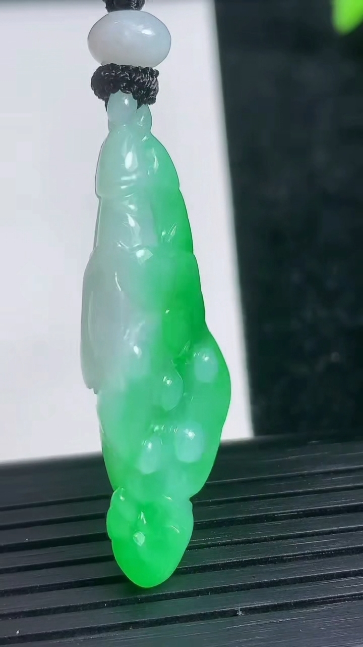 天然A货翡翠莲蓬吊坠尺寸44.4-21.6-8.9重量:14.25g
3月22日