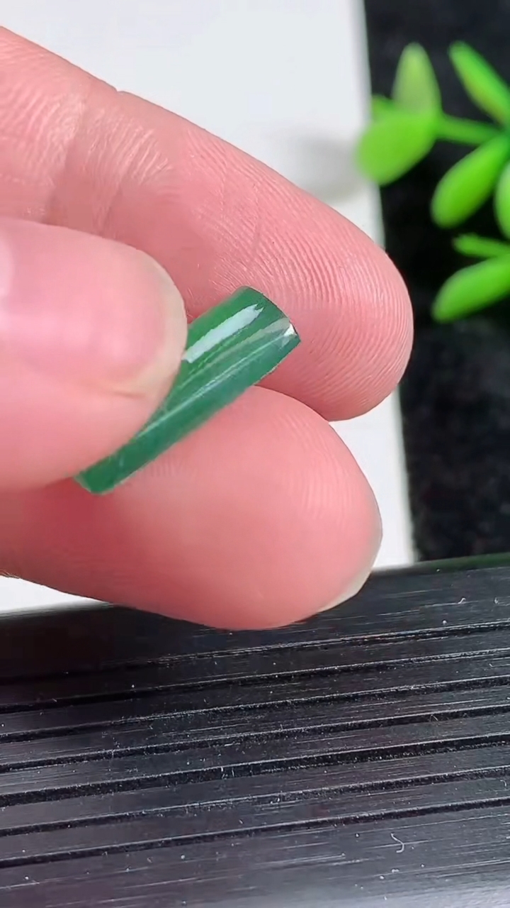 天然A货翡翠马鞍戒面，尺寸16.4-6.2-3.5，重:0.90g2026年3月22日
工厂直销收藏佳品,种好水足，色泽均匀，有种有色，上手高大气！