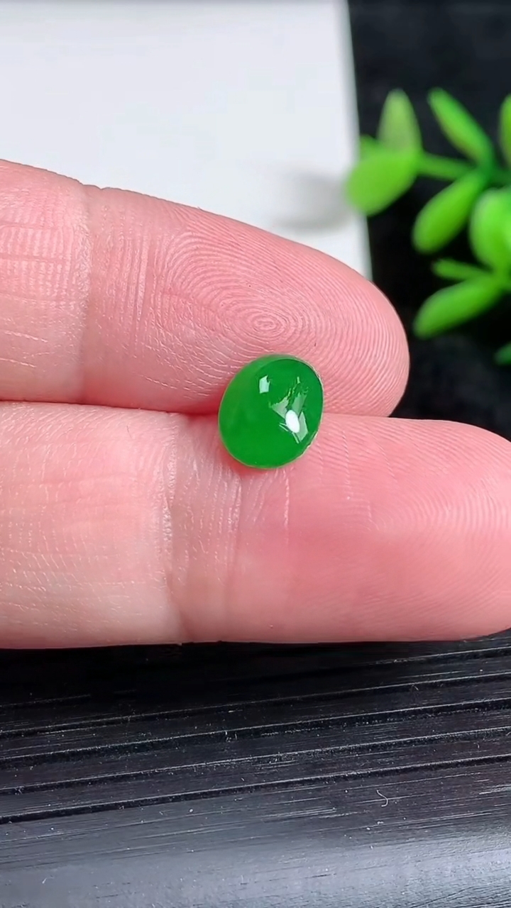 天然A货翡翠蛋面镶嵌件，尺寸9.2-7-2.6，重:0.27g
3月22日