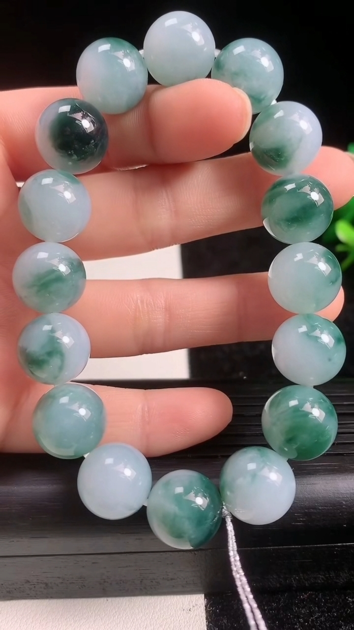 天然A货翡翠种飘花圆珠手串尺寸12.5-16颗重量:55.13g3月22日
工厂直销收藏佳品,种好水足，色泽均匀，有种有色，上手高大气！