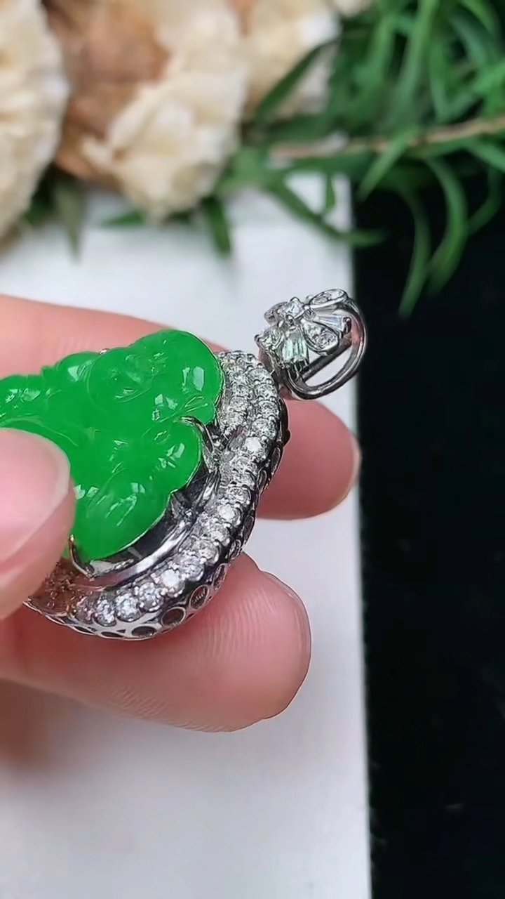 天然A货翡翠佛公吊坠，尺寸30.4-24.6-11.4，裸石16.5-21.3，重量:8.12g
3月22日