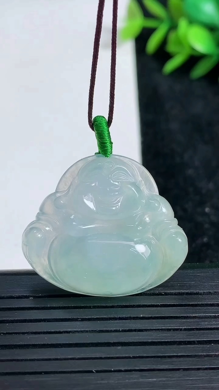 天然A货翡翠佛公吊坠尺寸24.9-29.6-6.2重量:7.35g
3月22日