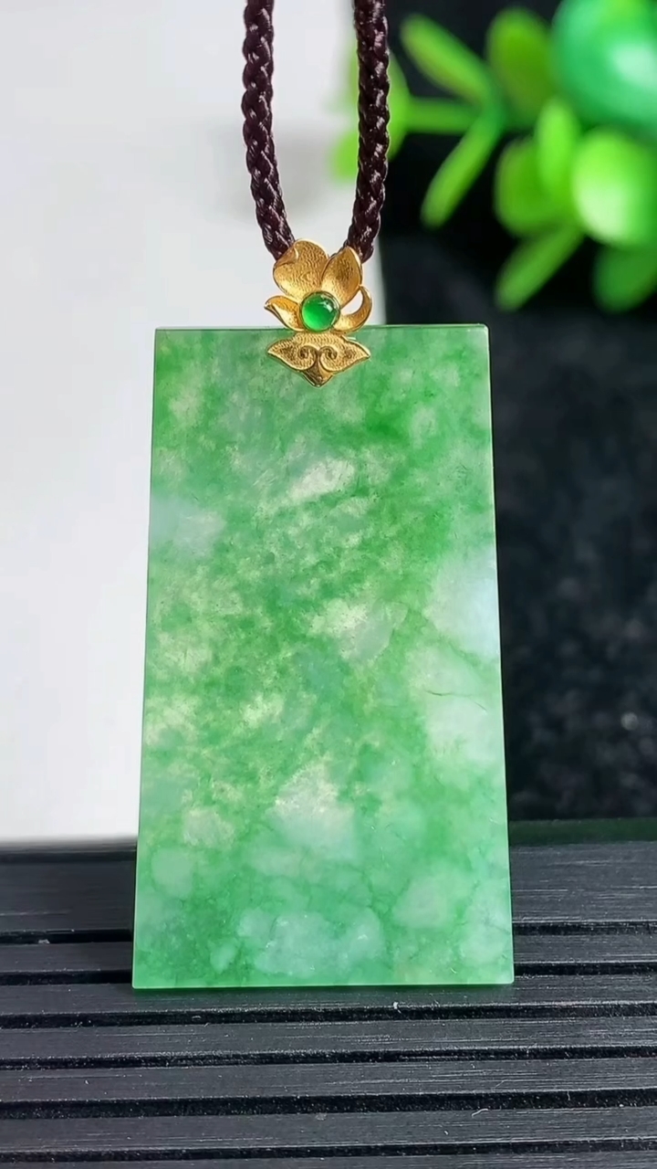 天然A货翡翠无事牌吊坠尺寸35.1-28.4-1.9重量:5.00g
3月22日