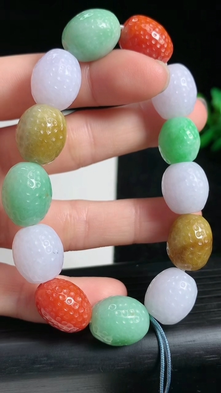 天然A货翡翠三彩路路通手串尺寸12.5-14.2重量:52.44g3月22日
工厂直销收藏佳品,种好