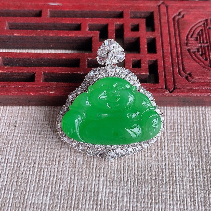 天然A货翡翠18K金伴钻镶嵌阳绿佛公吊坠 
尺寸30-26.8-11.8裸石16-23.8mm 重量