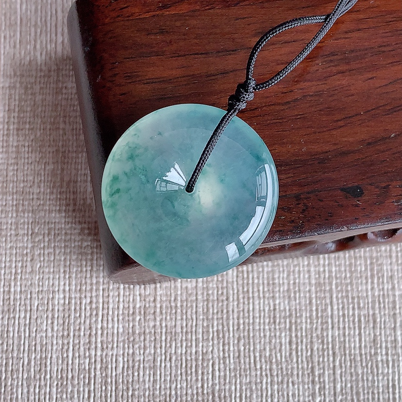 天然A货翡翠飘花平安扣吊坠 
尺寸23.6-5.8mm 重量6.46g 0321