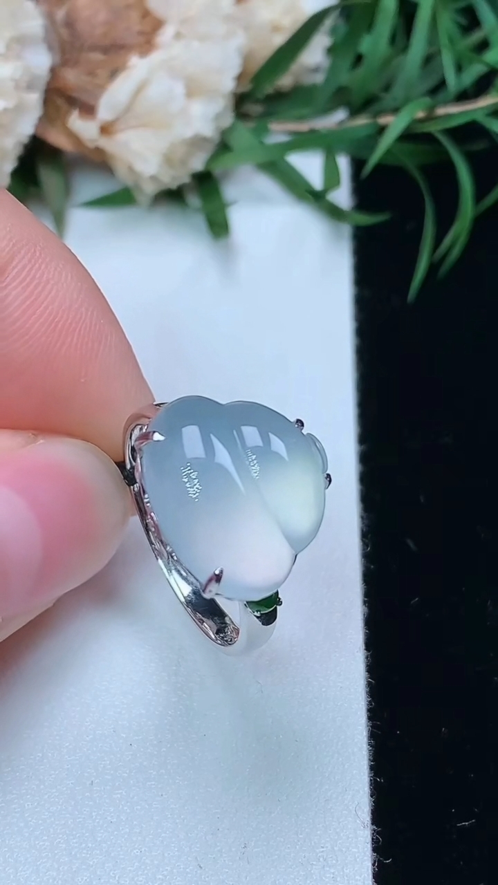 天然A货翡翠白冰葫芦戒指，尺寸17-12-14，重量:3.71g2026年3月22日
工厂直销收藏佳