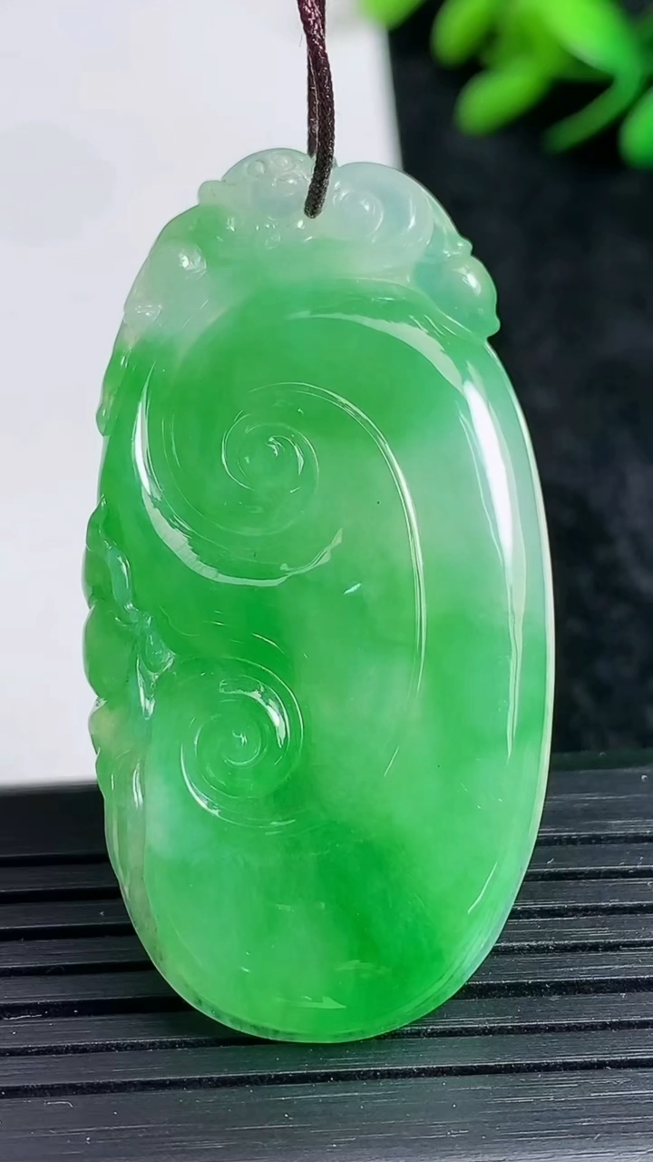 天然A货翡翠如意吊坠尺寸47.1-24.9-4.8重量:12.42g
3月23日