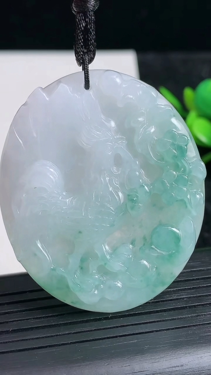 天然A货翡翠飘花生肖鸡吊坠尺寸51.2-43.5-5.8重量:26.00g
3月23日