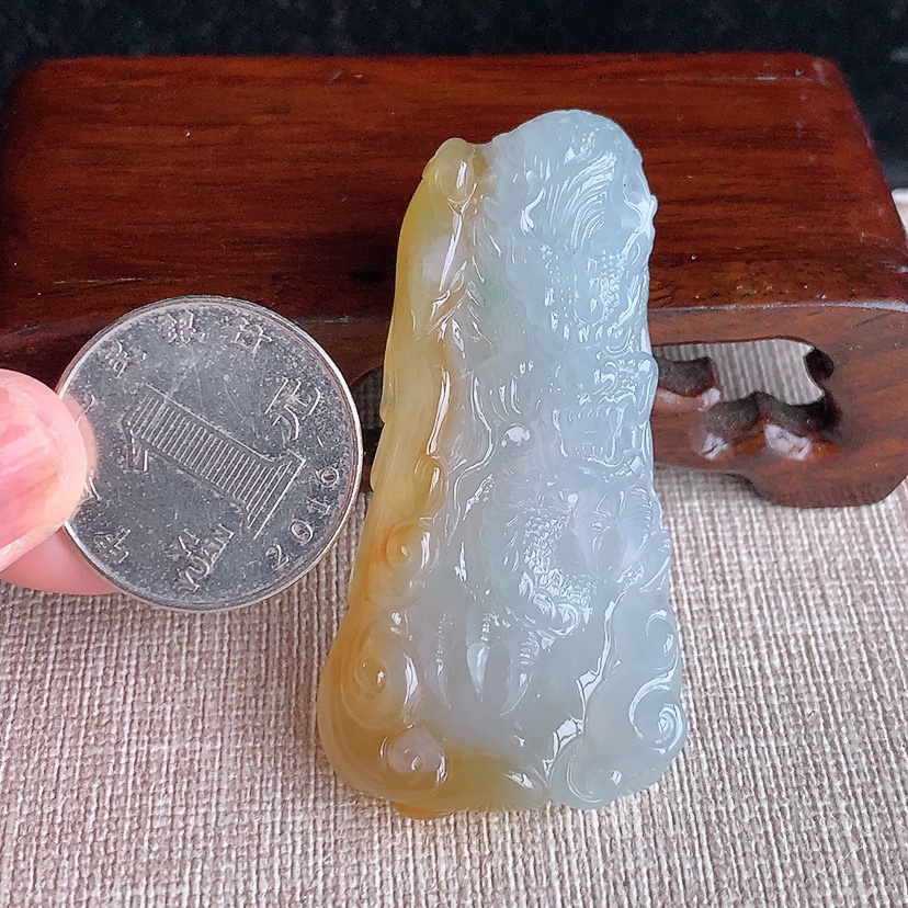 天然A货翡翠飘黄翡龙牌吊坠 
尺寸57.5-28.5-9mm 重量27.30g 0322