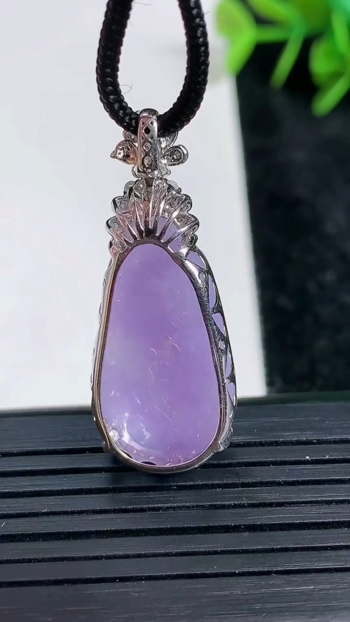 天然A货翡翠18K金紫罗兰福瓜吊坠尺寸35.1-14.2-9重量:5.14g
3月23日