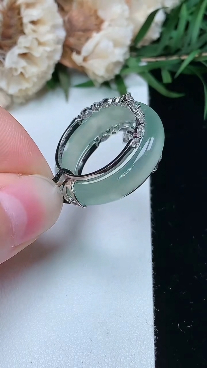 天然A货翡翠指环戒指，尺寸17.8-5.2-3，重量:5.73g2026年3月23日
工厂直销收藏佳品,种好水足，色泽均匀，有种有色，上手高大气！