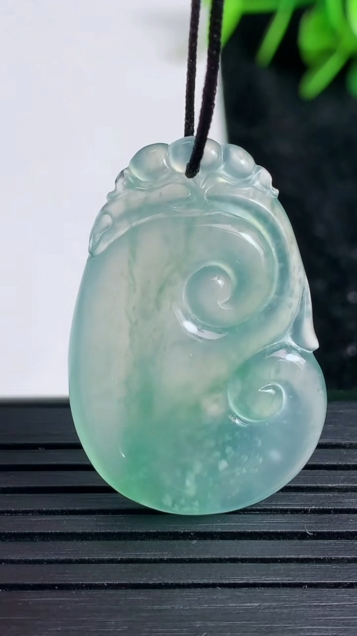 天然A货翡翠如意吊坠尺寸35-23.4-4.6重量:6.70g
3月23日