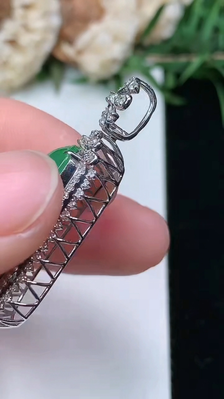 天然A货翡翠福豆吊坠，尺寸36.3-14.2-9.2，裸石21.8-10.2，重量:4.66g
3月23日