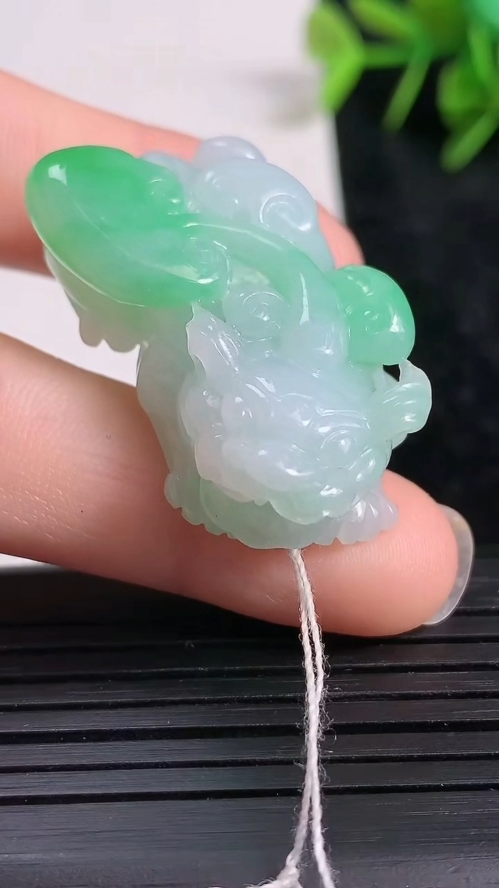 天然A货翡翠貔貅吊坠尺寸34.2-21.2-12.8重量:16.48g
3月23日